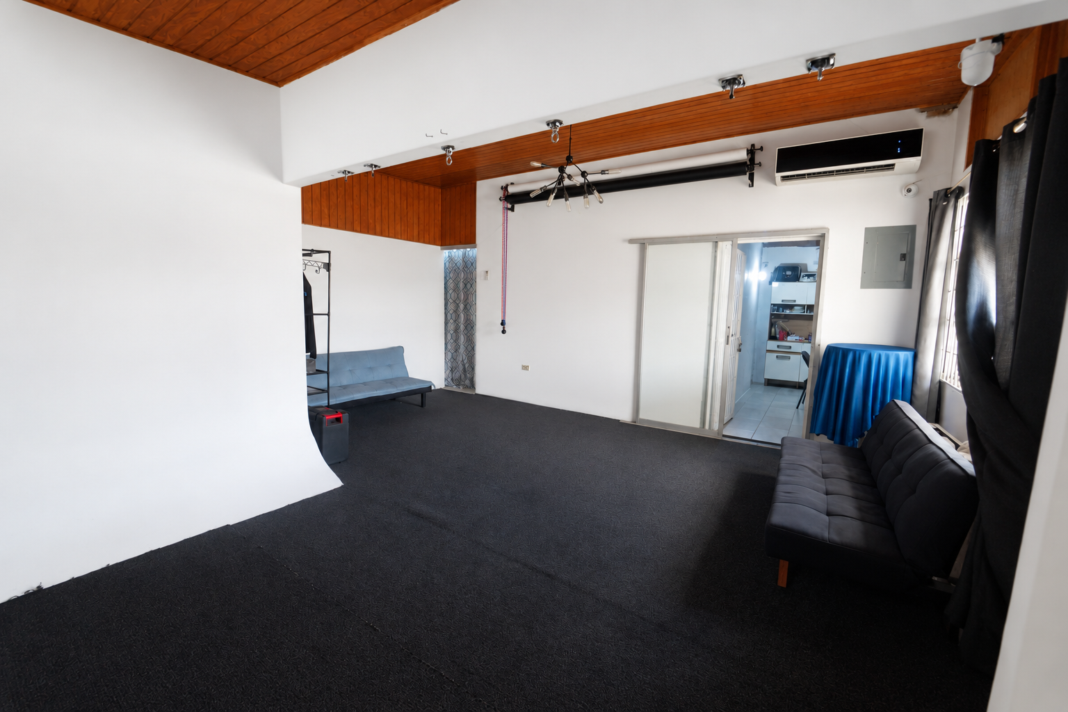 21 Dahlia photography studio with a white backdrop and seating